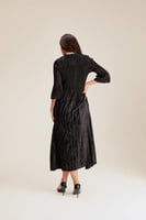 فستان بنقوش مخملية مع حزام