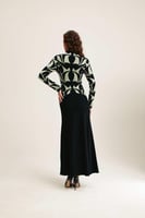 فستان محبوك مزين بنقوش