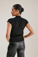 بلوزة محبوكة بتفاصيل مزمومة