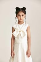 بلوزة بلا أكمام مزينة بفيونكة