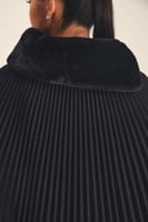 بلوزة كيب مزينه بالفرو