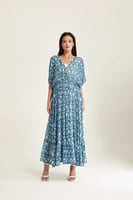 فستان بطبعات هندسية بتفاصيل لامعة