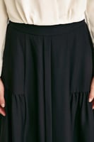 تنورة واسعة بطيات جانبية