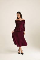 بلوزة لامعة بلا أكتاف