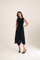 فستان مخمل مطرز بالورود