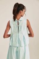 بلوزة بلاأكمام مزينه بأربطة