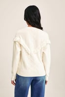 كنزة مزينة بالشراشيب