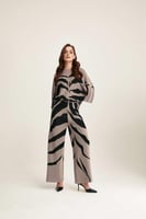 بلوزة محبوكة بياقة عالية