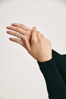 خاتم مرصع بأحجار براقة