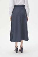 تنورة بحزام وكسرات جانبية