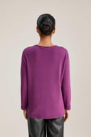 بلوزة محبوكة بقصة واسعة