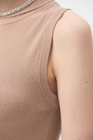 بلوزة بيسك بدون أكمام