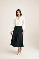 تنورة واسعة بطيات جانبية