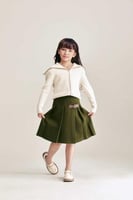 تنورة مزينة بإبزيم معدني