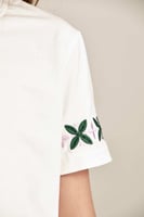 تي شيرت بأكمام مُطرزة