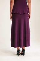 تنورة بقصة واسعة من أسفل