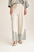 بنطلون واسع مزين بنقوش