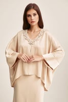 بلوزة بياقة مزينة باللؤلؤ والكريستال