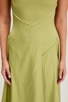 فستان بياقة متدلية