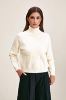 بلوزة محبوكة مطرزة بالورورد