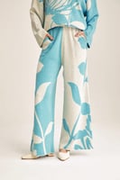 بنطلون موردة بقصة واسعة