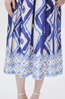 تنورة بطبعة هندسية