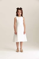 فستان بلا أكمام مزين بكسرات