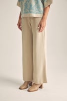 بنطلون محبوك بأرجل واسعة