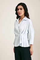 بلوزة مقلمة مزينة باللؤلؤ