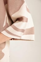 بلوزة محبوكة بنقوش مموجة