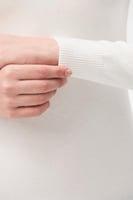 بلوزة بيسك بياقة عالية