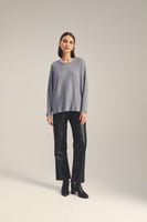 بلوزة محبوكة بقصة واسعة