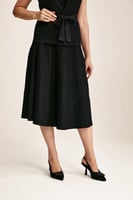 تنورة لامعة بقصة واسعة