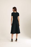 فستان بأكمام قصيرة بتفاصيل لامعة