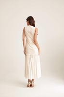 فستان بلا أكمام بتفاصيل جوبير