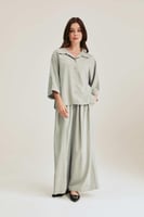 قميص بقصة واسعة