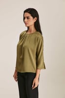 بلوزة واسعة بياقة بطيات