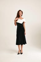 بلوزة مخمل بلا أكتاف