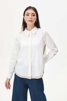 قميص واسع بأزرار مخفية