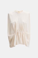 بلوزة واسعة بتفاصيل مزمومة