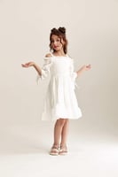 فستان بلا أكتاف بكشكش