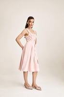 فستان مُطرز بلا أكمام