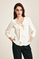 بلوزة بياقة بربطة