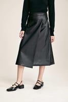 تنورة جلد بنمط لف