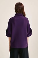 بلوزة بأكمام بورود بازرة