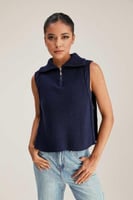 بلوزة بلا أكمام بقصة مفتوحة