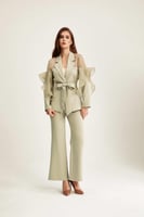 جاكيت بأكمام مكشكشة