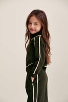 بلوزة بياقة عالية