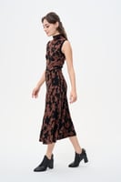 فستان مورد بلا أكمام