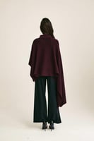 بلوزة كيب بقصة غير متماثلة